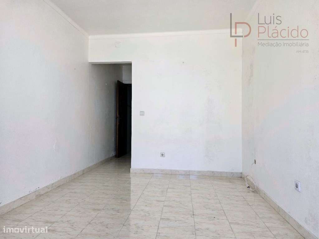 Moradia com 5 Quartos c/ Garagem + Anexo T1-38