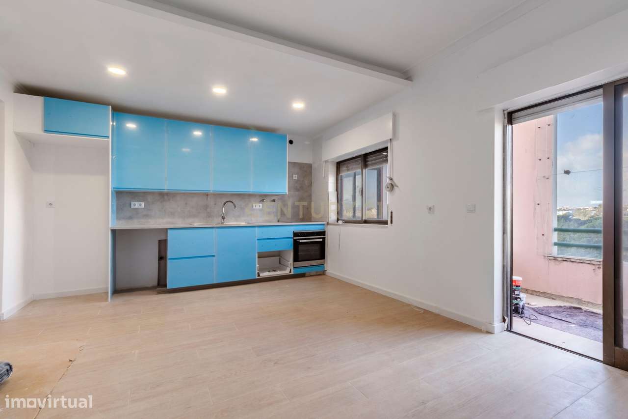 Apartamento T1 totalmente remodelado com 2 varandas,  Prédio com eleva-12