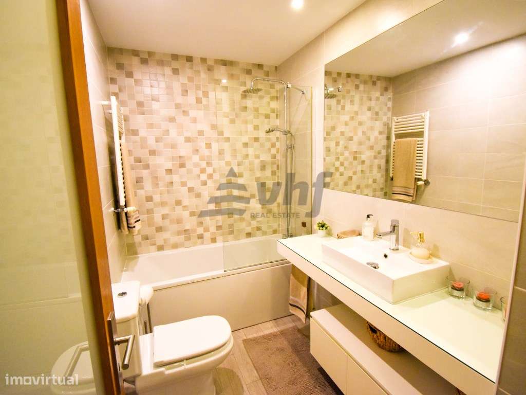 T2 espaçoso com varanda, garagem e excelente exposição solar-11