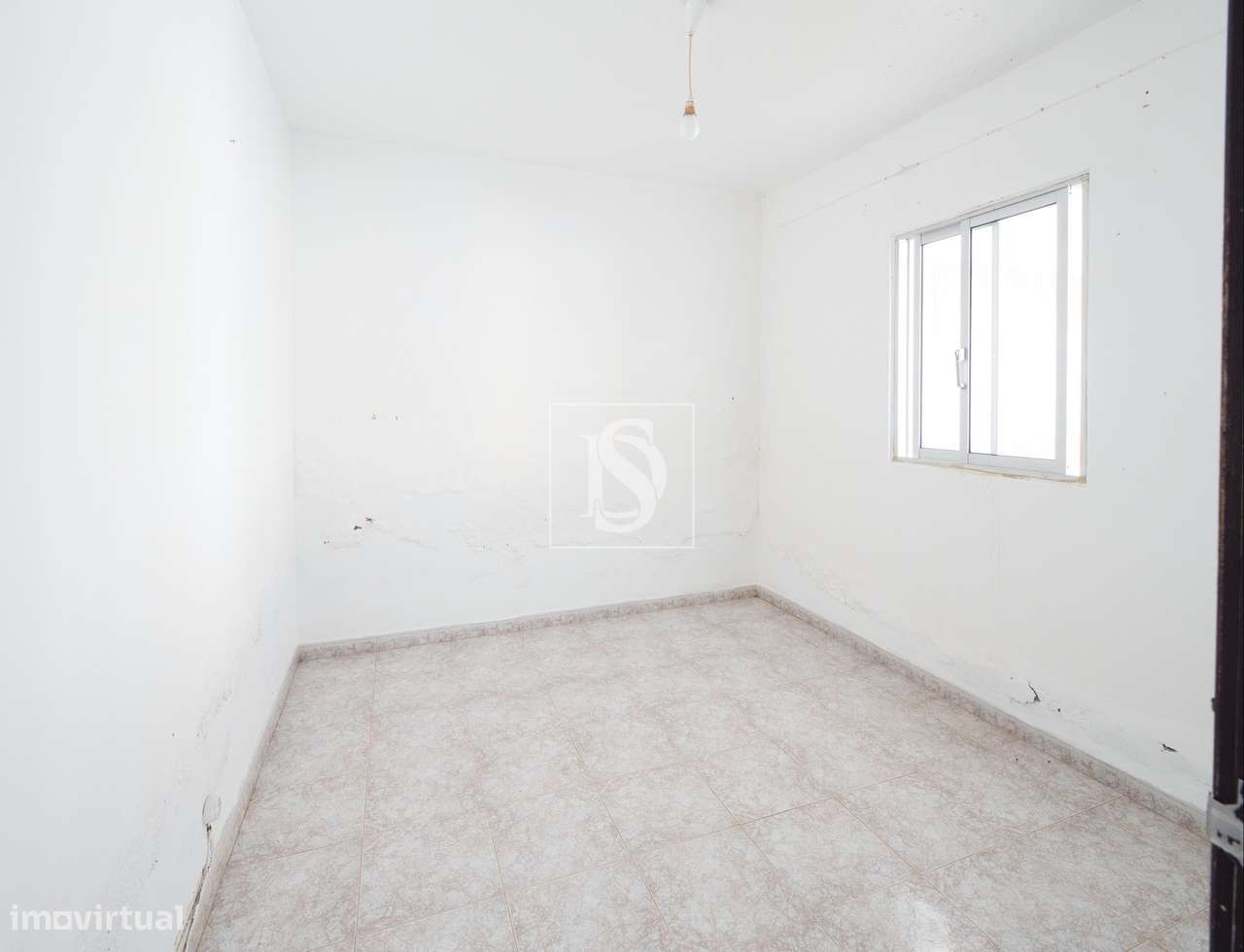 Terreno de 1.320 m² no Calhandriz, na zona da Adanaia  com ribeiro e b-12