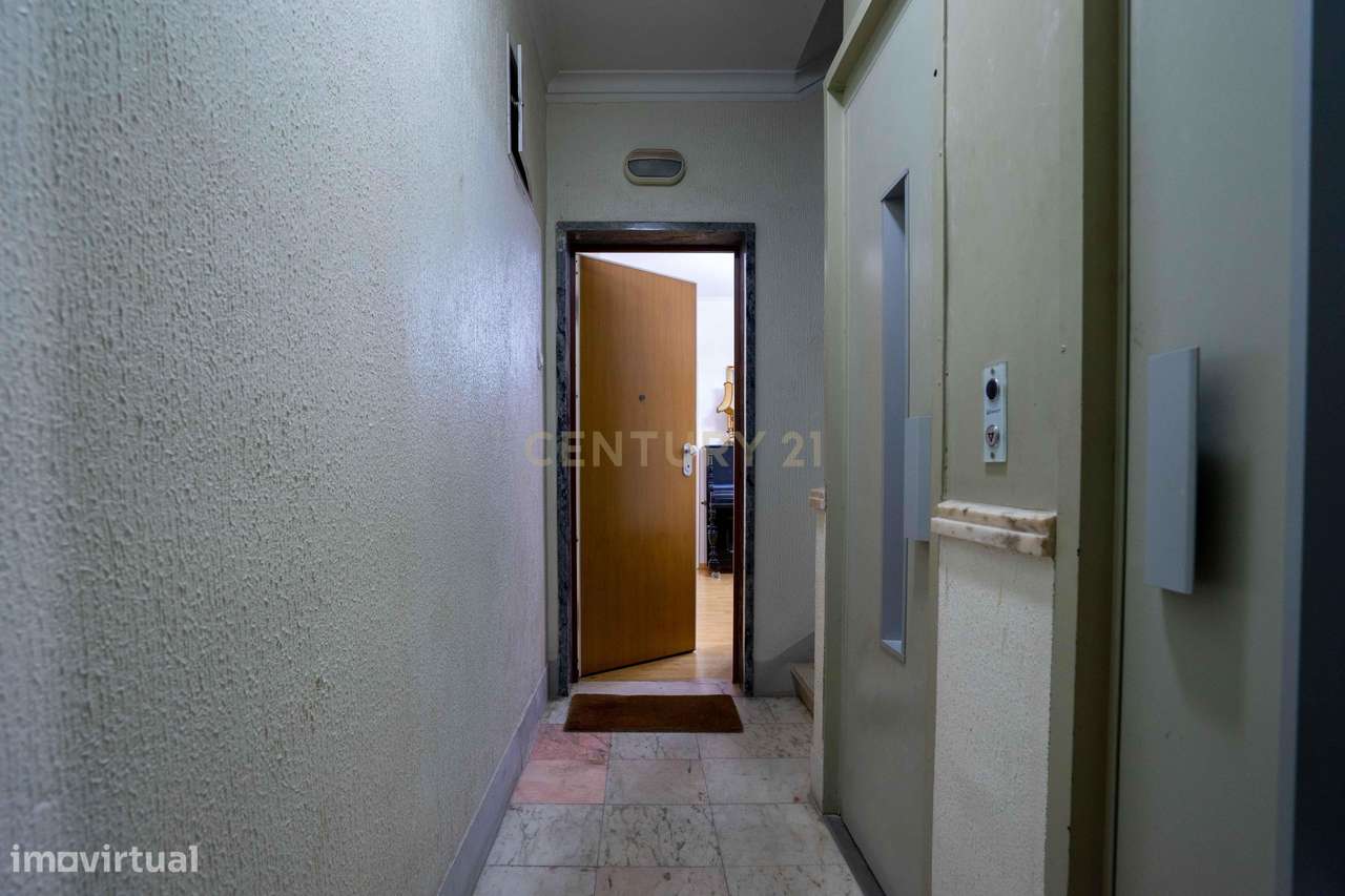 Apartamento T3 pleno de luminosidade em zona premium de Benfica-29