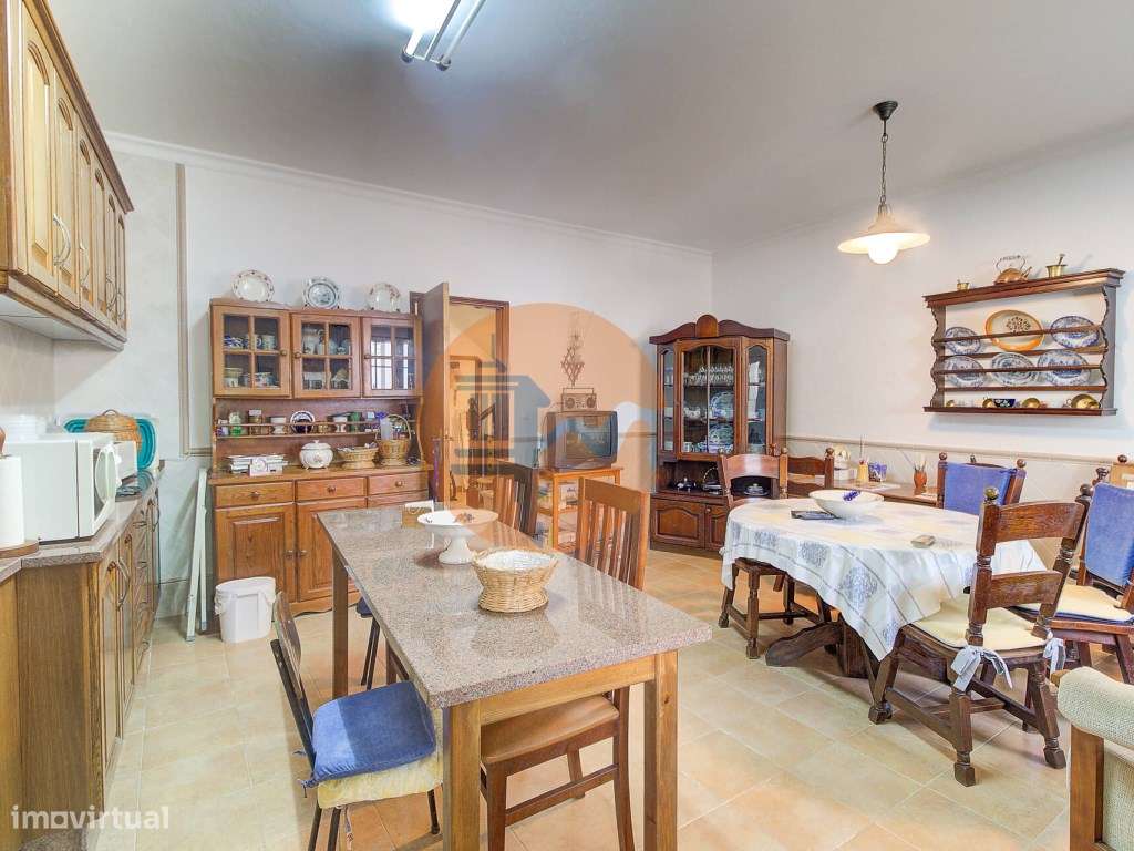 Moradia T3+2 com Jardim, Garagem e Vista Castelo no Centro de Castr...-33