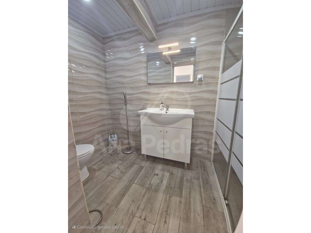 Moradia Bi-Familiar Totalmente Remodelada com Logradouro e Elevado ...-49