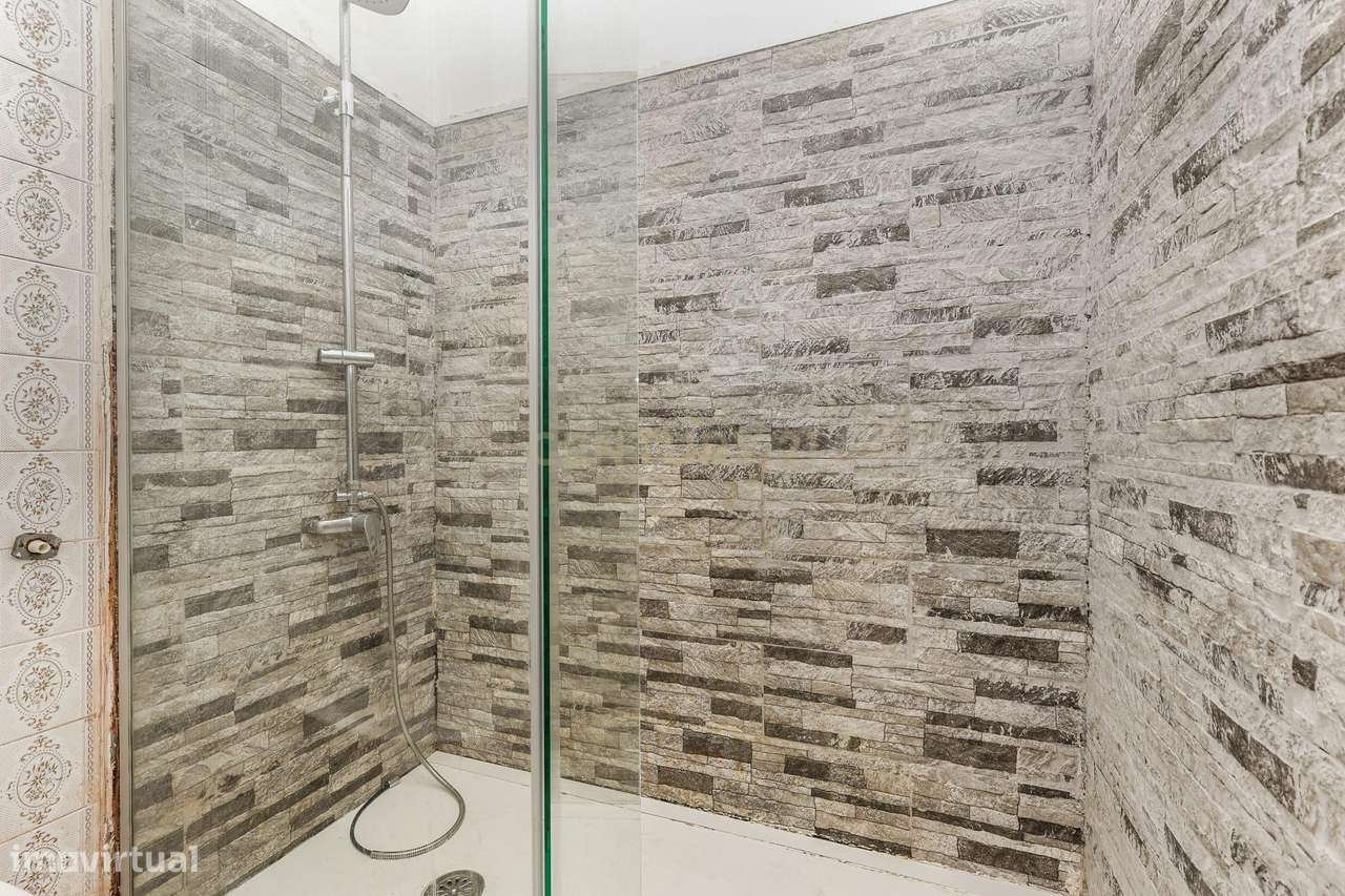 Apartamento T2 com Excelentes áeas | Para Remodelação-10