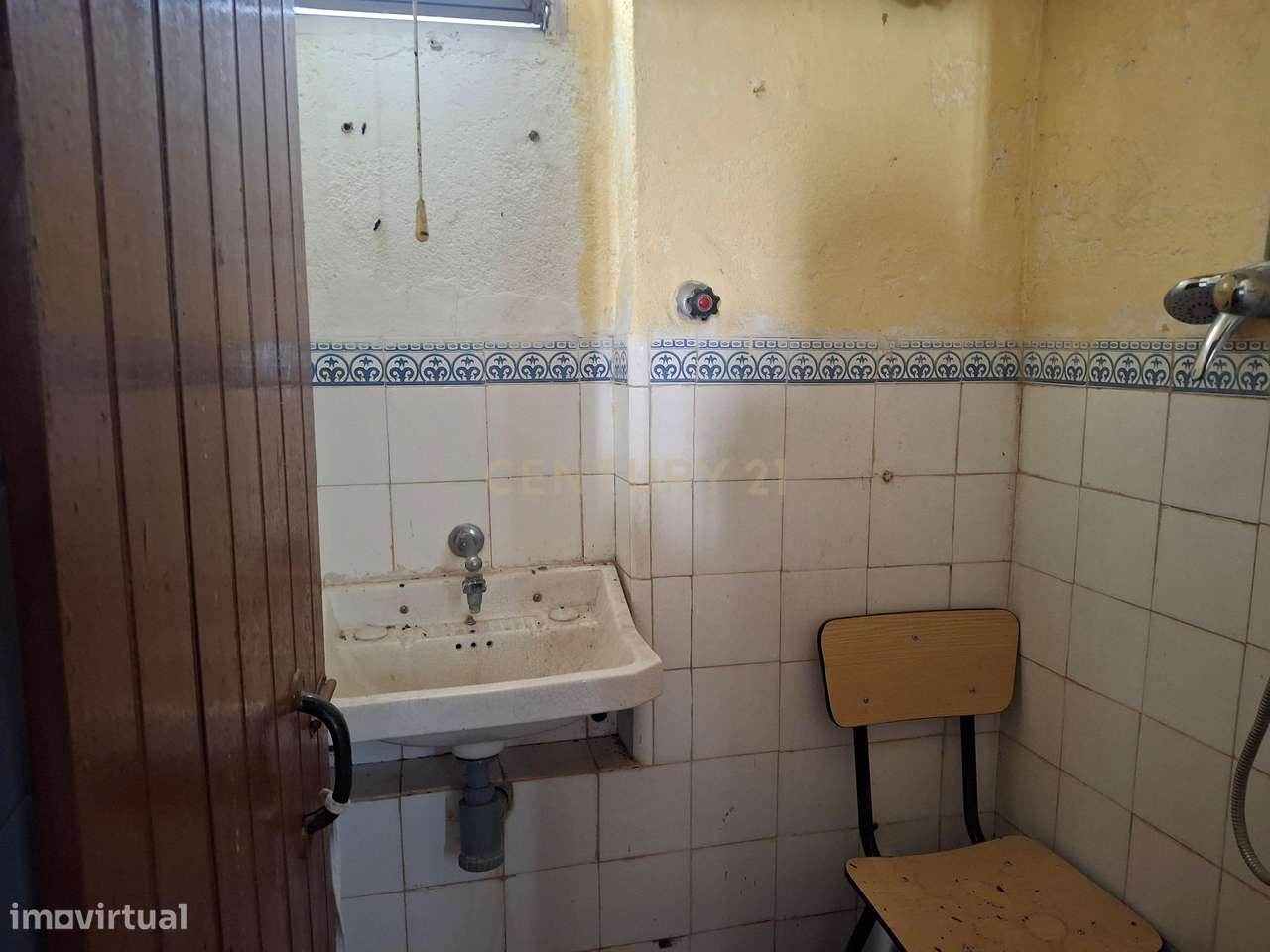 Moradia para Recuperação no Montijo com Jardim e Garagem-26