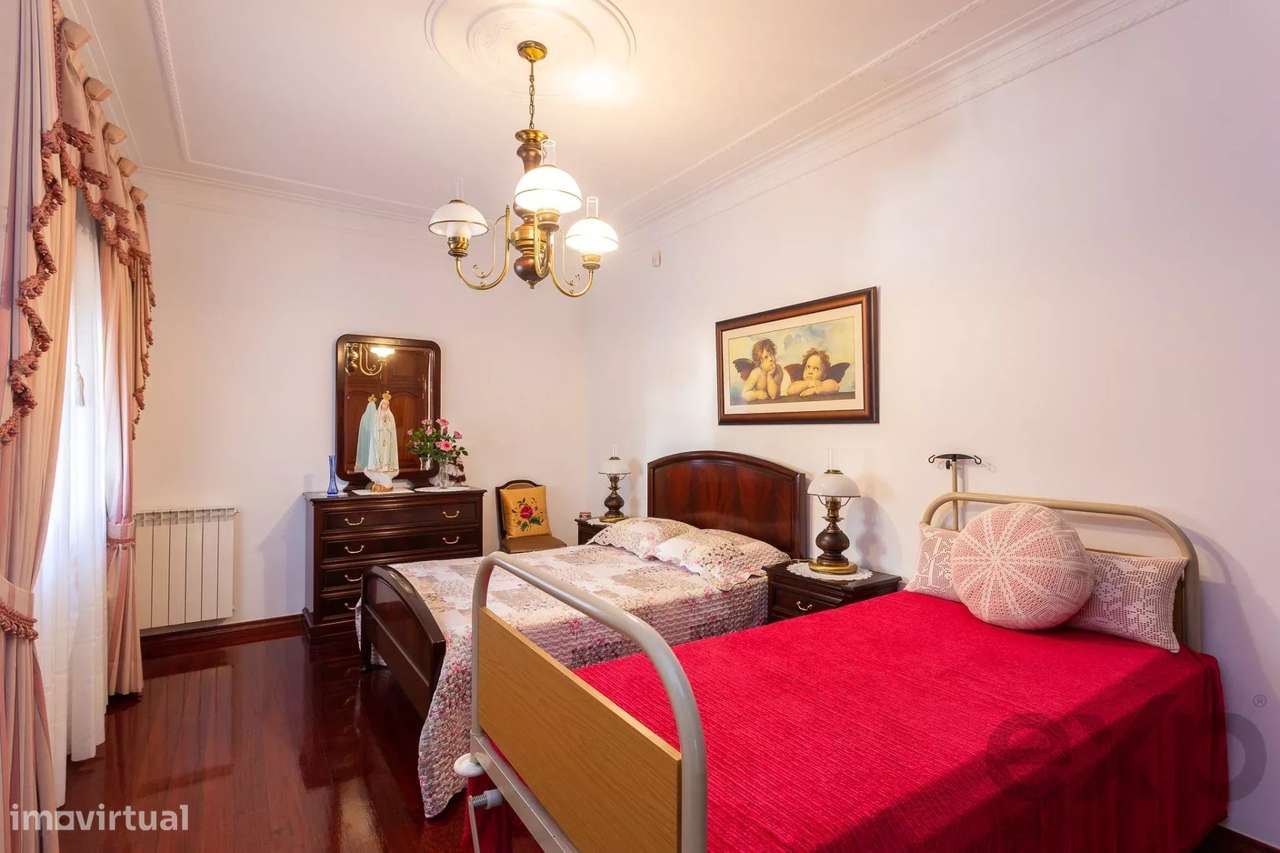 Moradia de Prestígio com Piscina-32