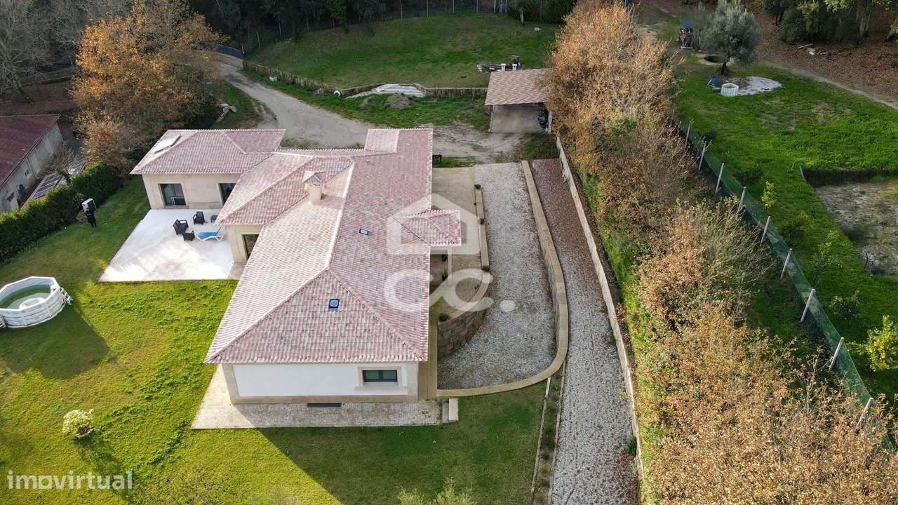 Moradia Térrea de Luxo com Cave | Conforto, Eficiência e Espaço Exteri-40