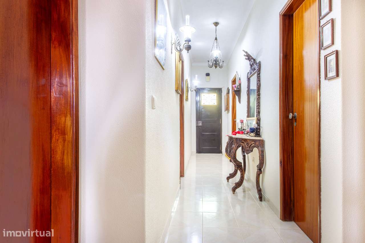 Moradia T5 isolada com jardim e terraço em Quinta do Conde-25