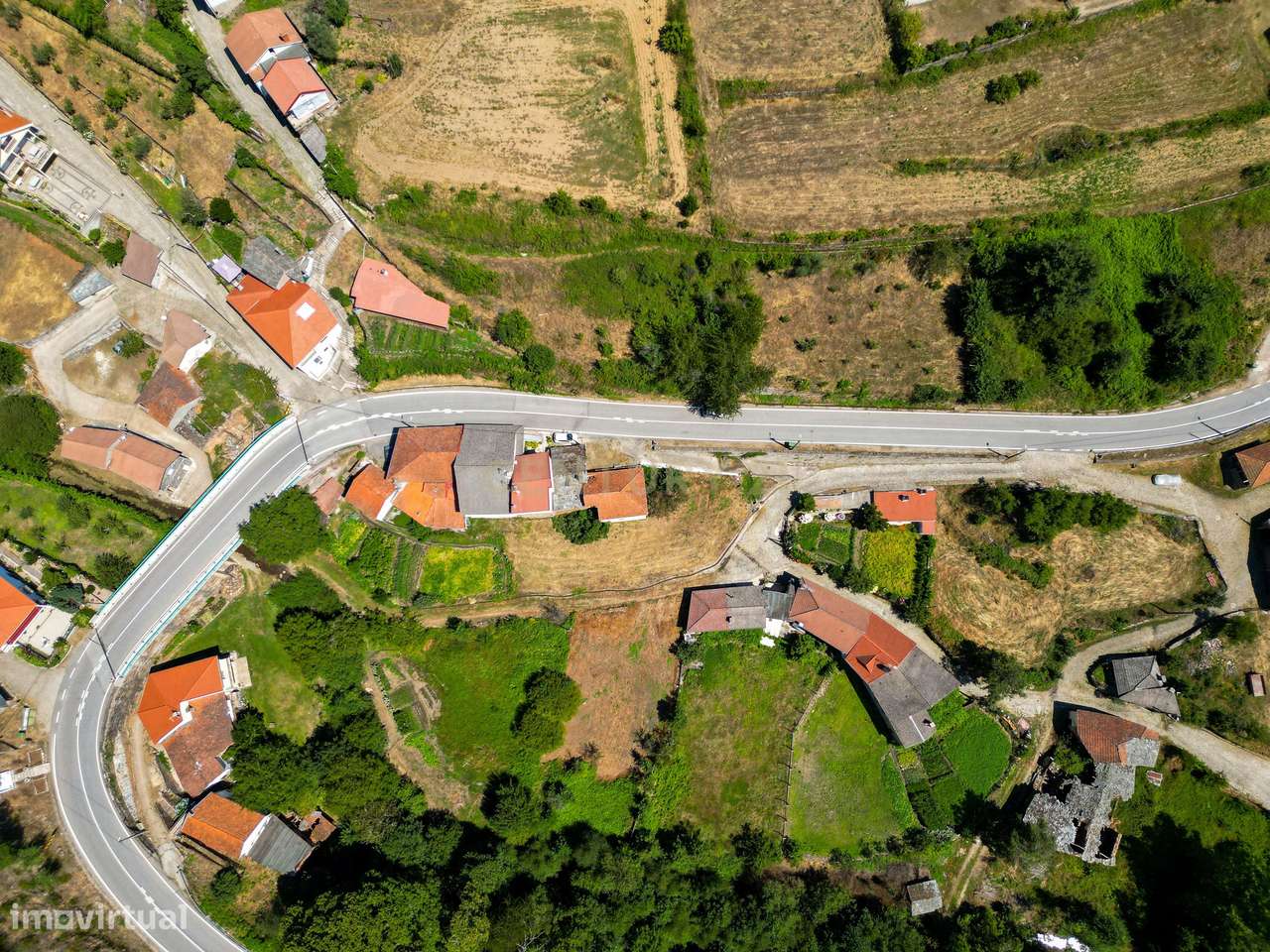 Casa para reconstruir na pitoresca aldeia do Portelo, em Bragança - Op - Grande imagem: 4/19