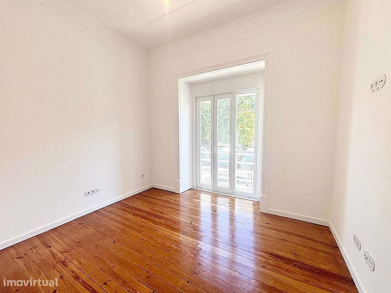 T3 totalmente remodelado com varanda na Av. General Roçadas!-19