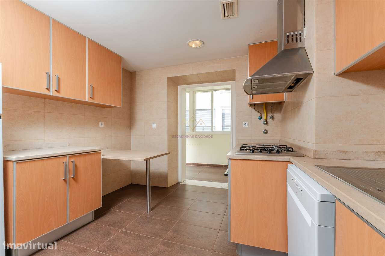 Elegância na Lapa: T2+2 com Alma e Vista Desafogada-9