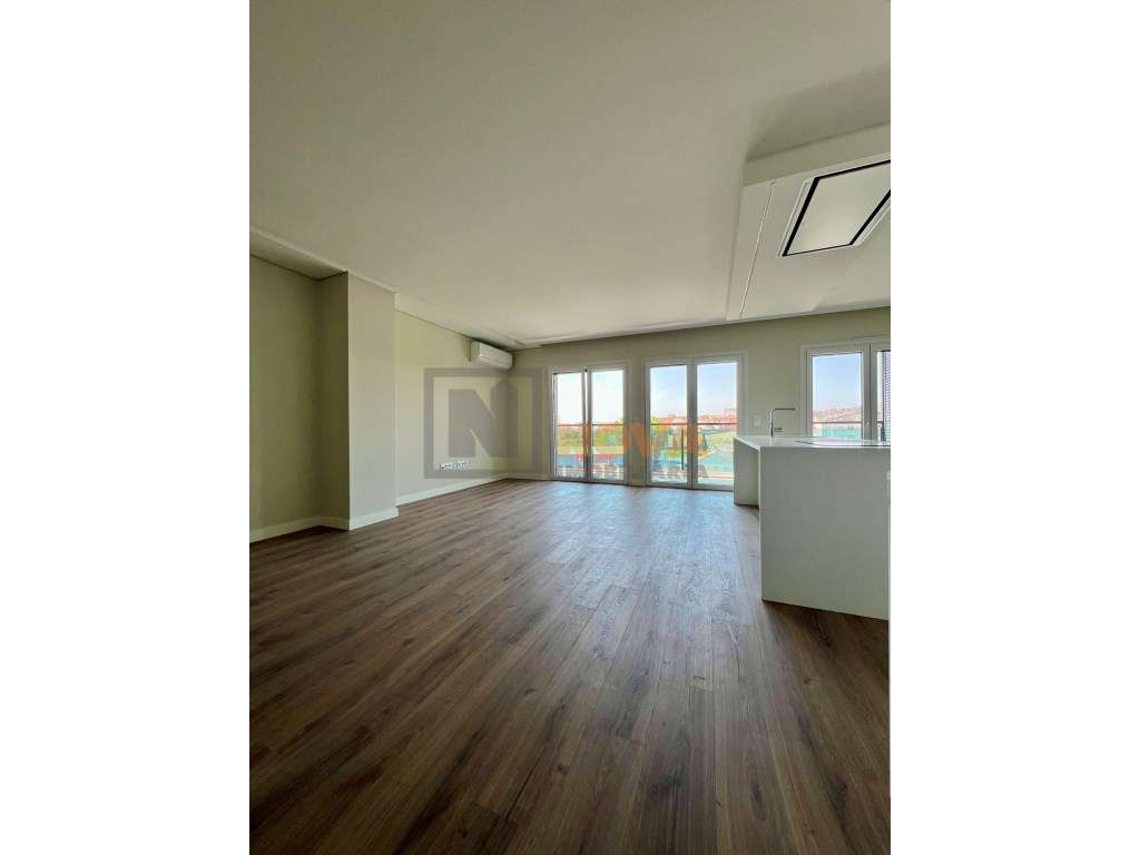 Apartamento T3 com Box para 3 Carros em Condomínio Privado com Piscina-7