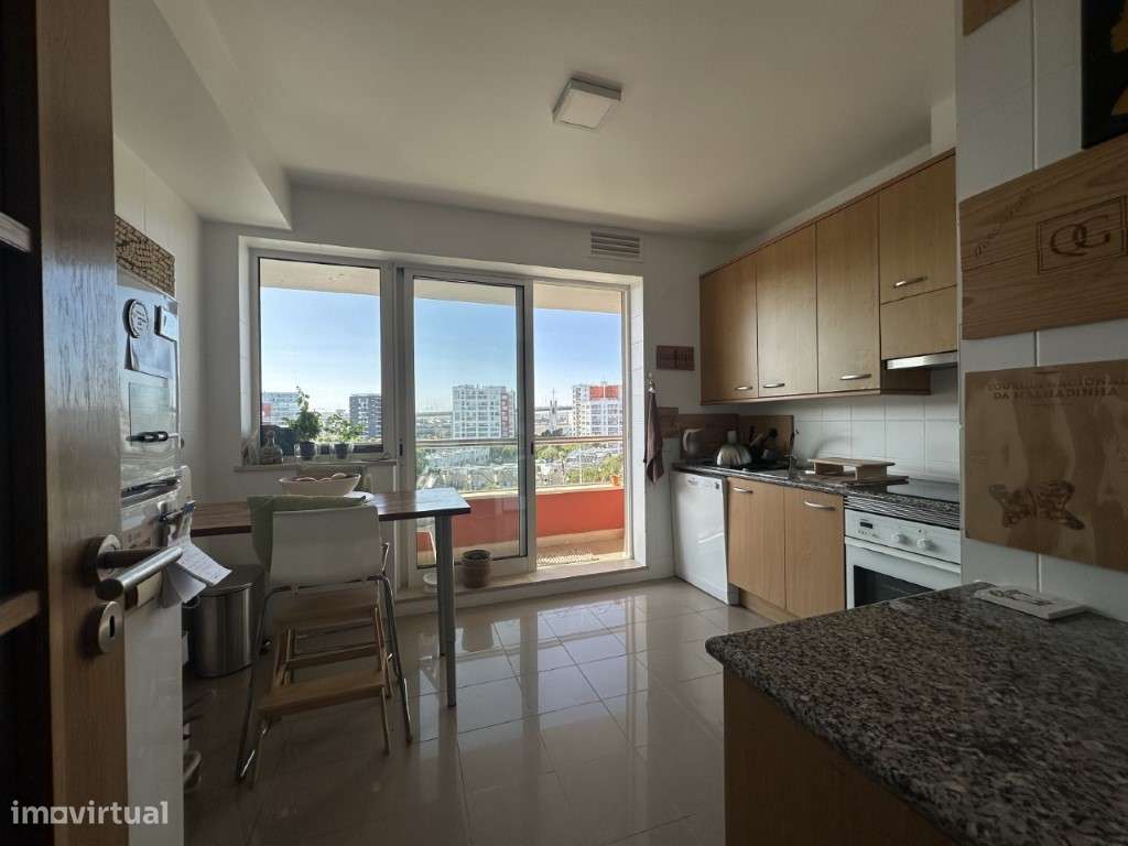 Apartamento T2 com Varandas, Vista Desafogada, Lugar de Garagem e A... - Grande imagem: 5/16