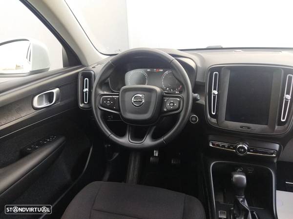 Volvo XC 40 1.5 T3 Momentum Tech Edition - 3