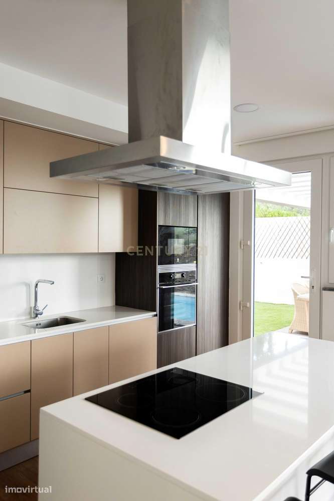 Moradia V4 isolada de arquitetura contemporânea com piscina, com vista-4