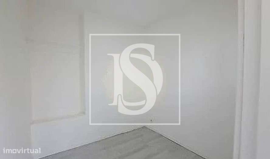 Loja remodelada e transformada em apartamento no Laranjeiro-10