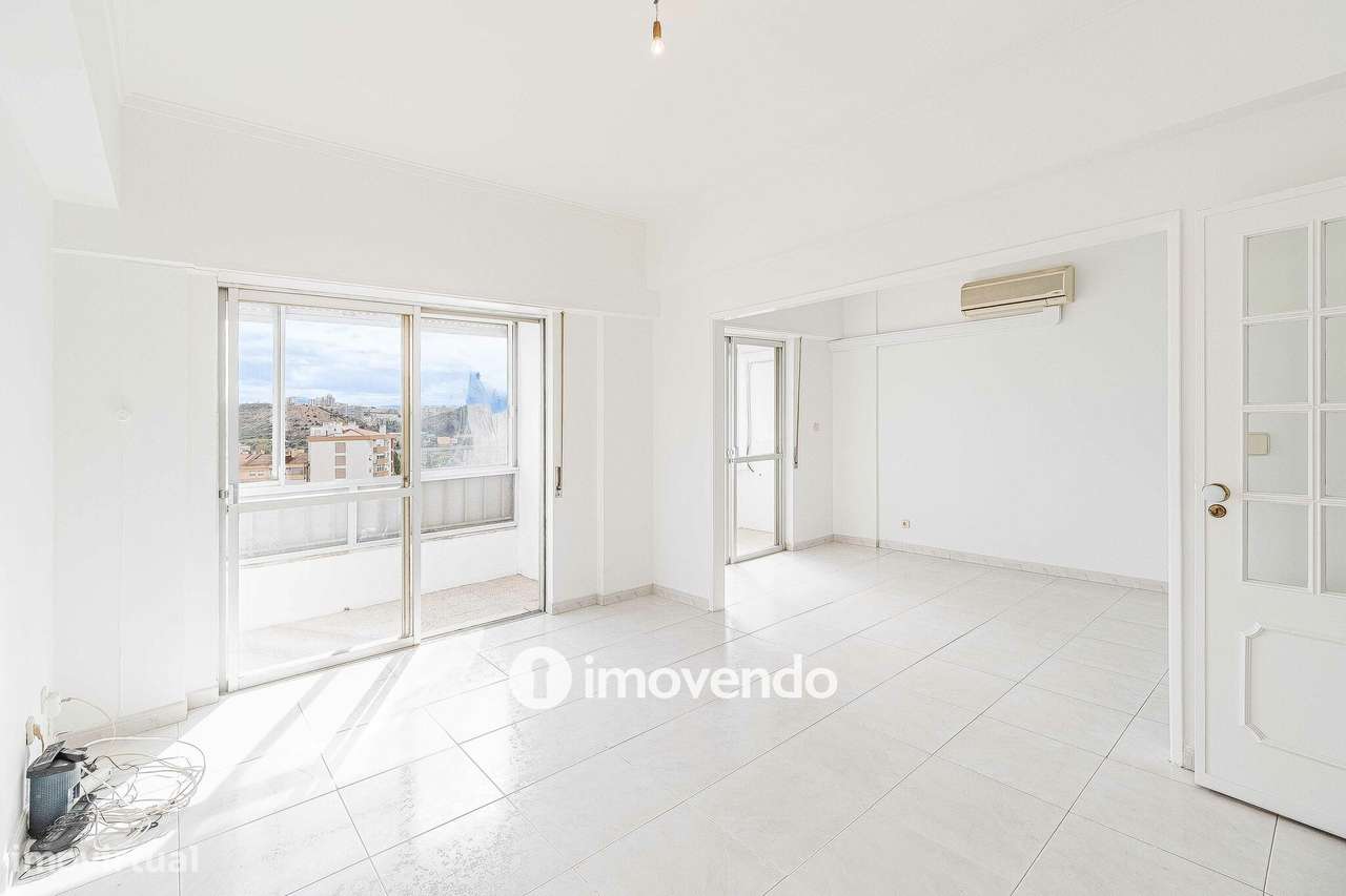 Apartamento T2 com áreas amplas, em Odivelas-2