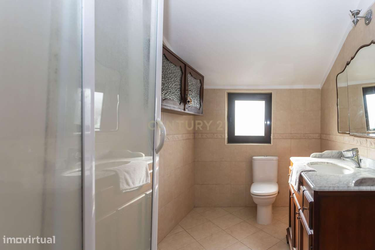 Moradia T5 na Aroeira, Charneca de Caparica, com processo de licenciam-10