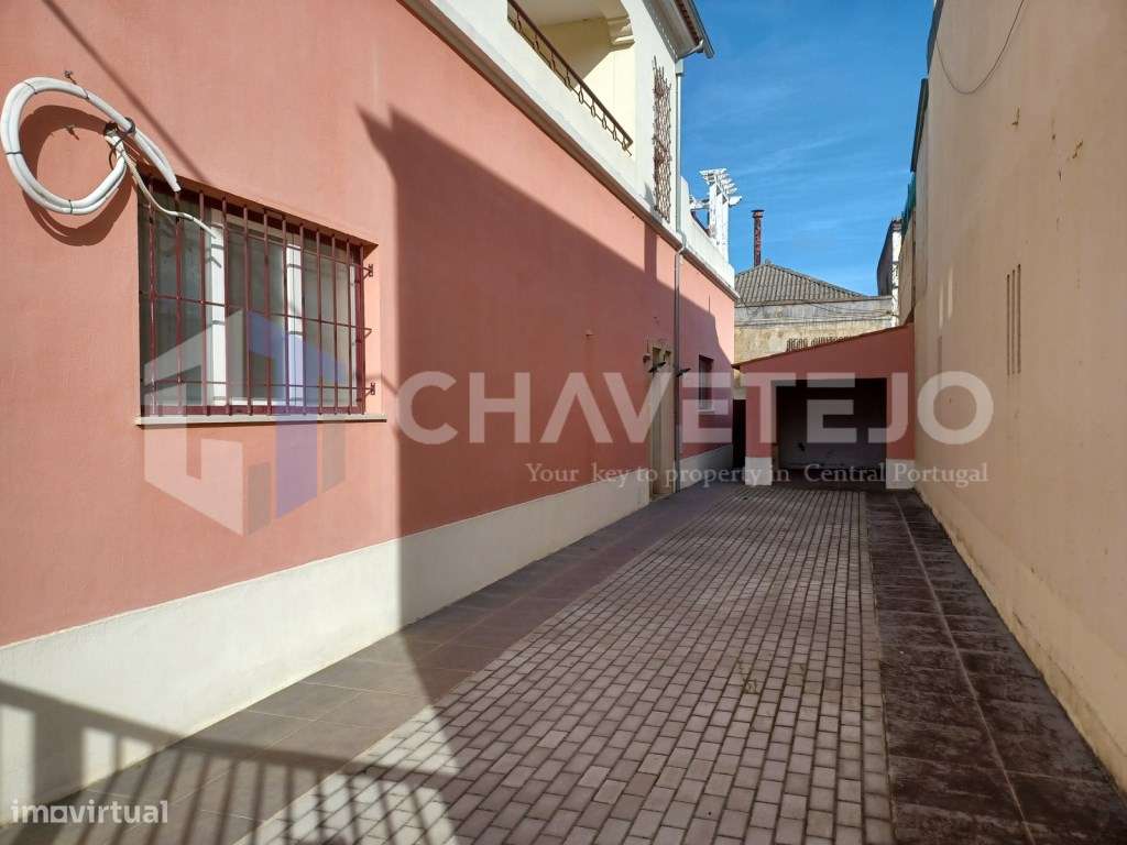 Prédio remodelado para venda numa das principais entradas de Tomar. - Grande imagem: 5/20