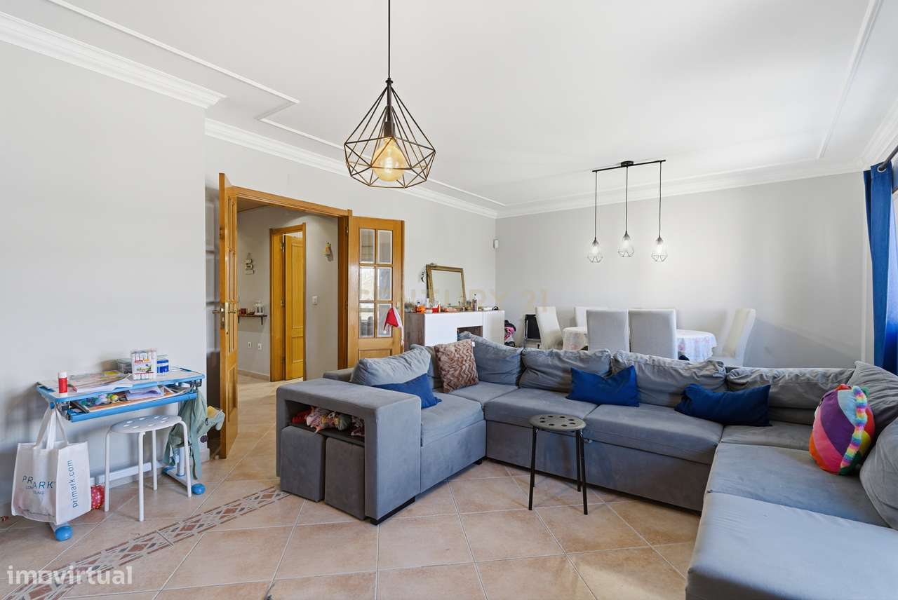 Apartamento T2 com Parqueamento no Centro da Moita — A 30 Minutos de L-7