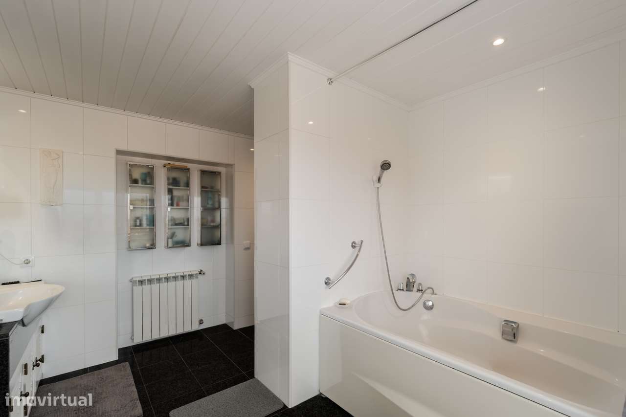 Viva o Sonho de Cascais: Duplex Exclusivo com Vista Mar!-16