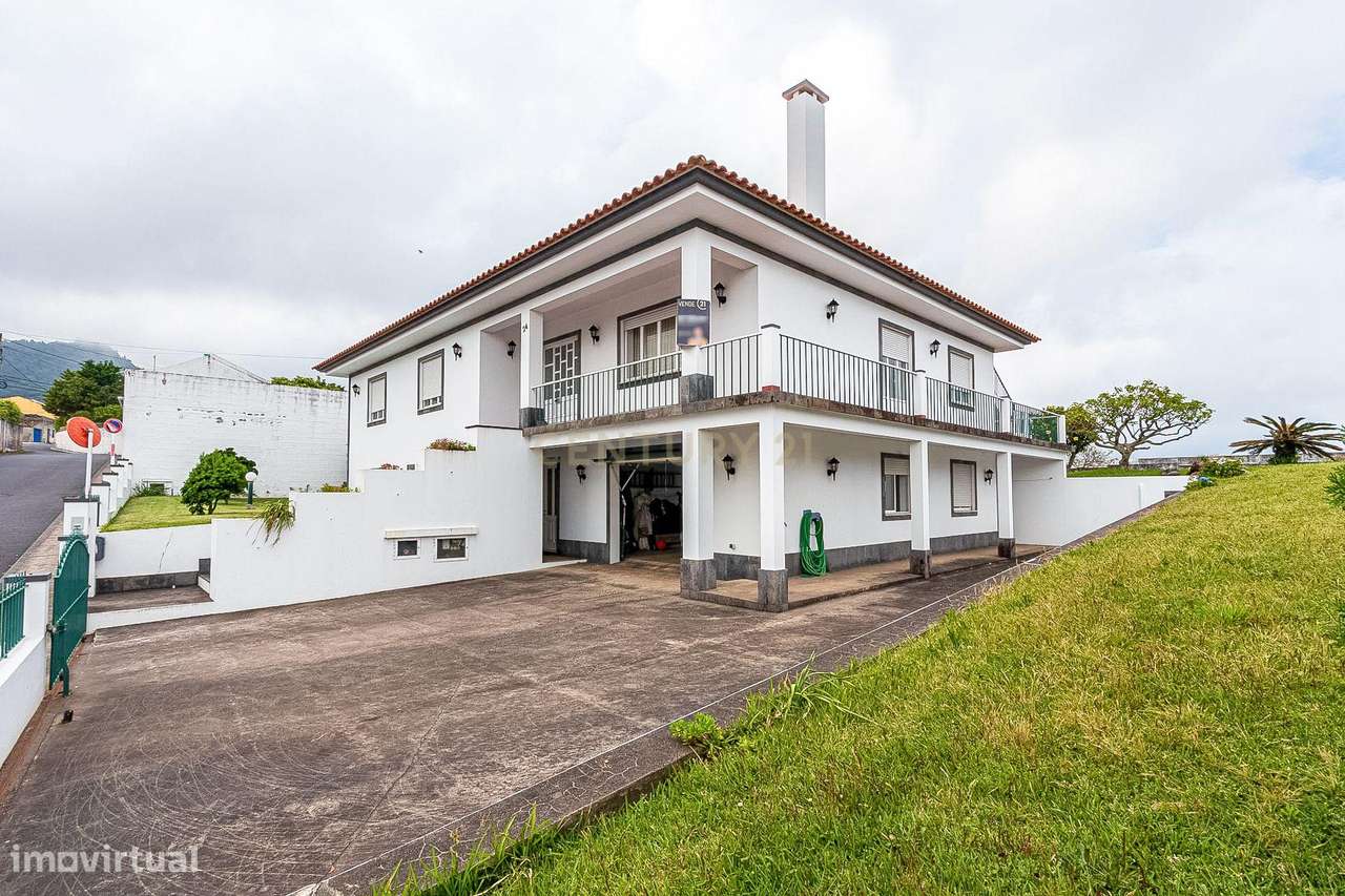 Casa Isolada com Jardim e Terraço em Vila Franca do Campo - Grande imagem: 4/50