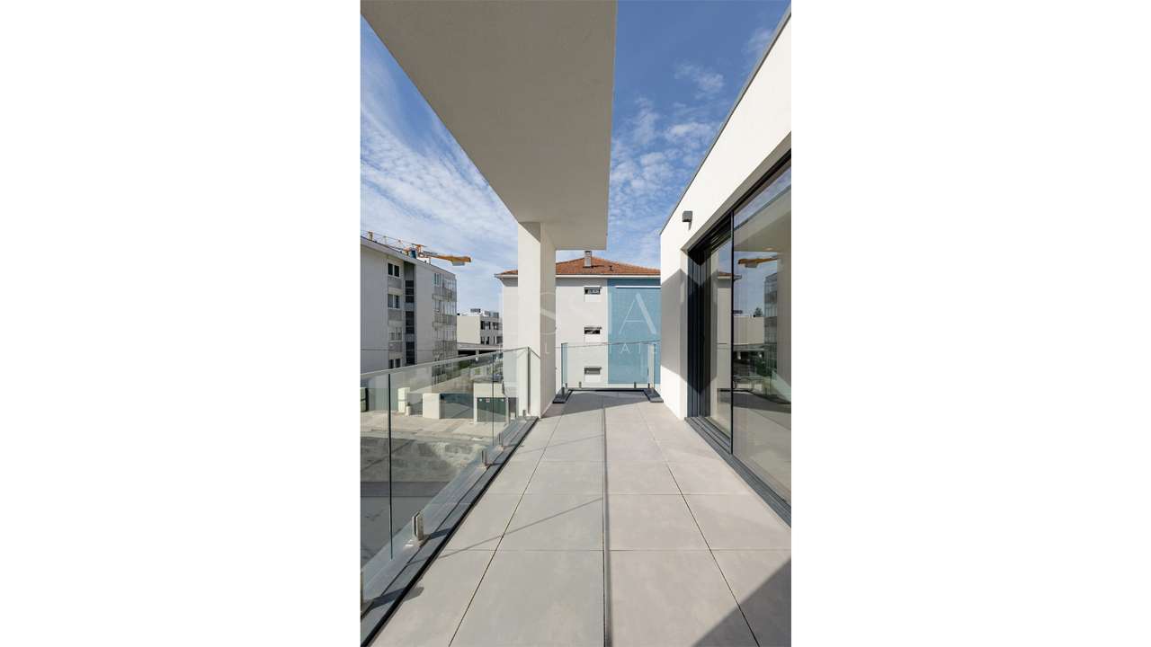Moradia Geminada T3+1 com Jardim e Três Frentes na Boavista-41