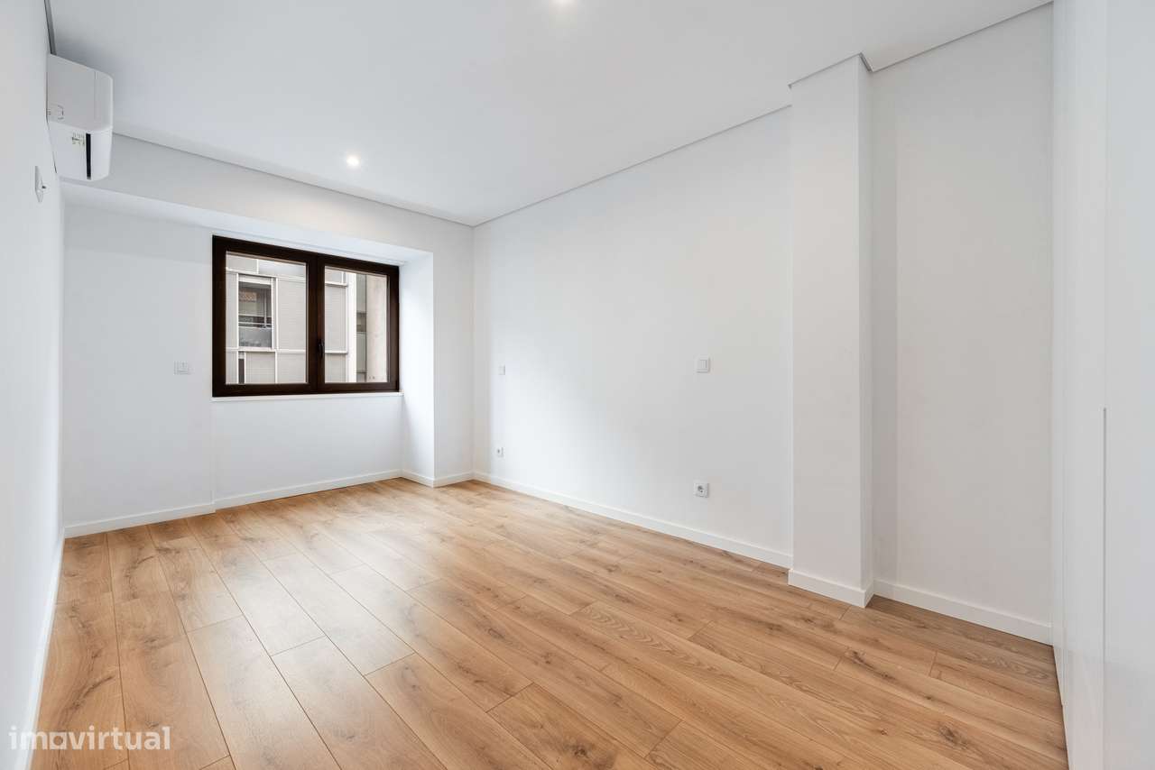 Apartamento T3 Renovado em Braga – Localização Premium com Terraço-11