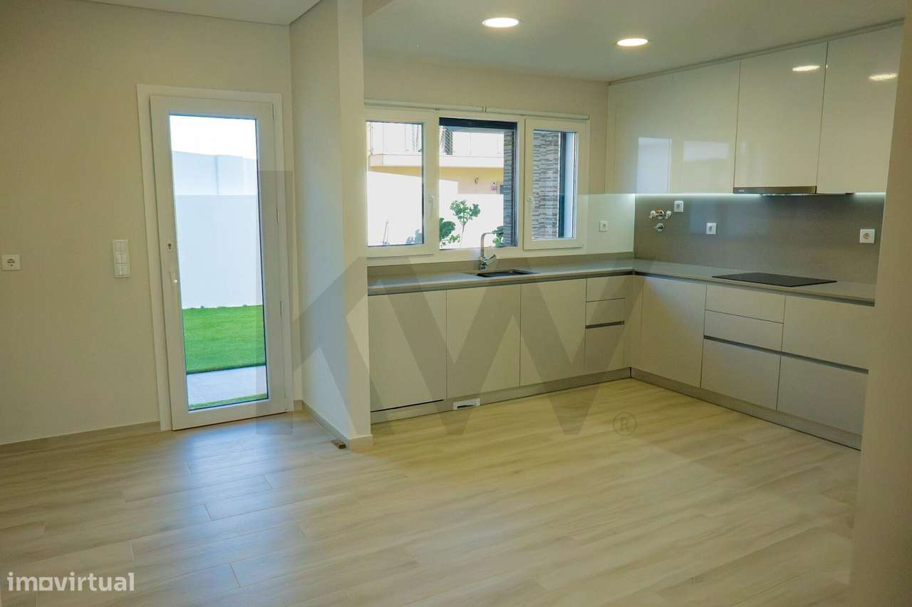 T3 Isolada em Famões: A Estreia Perfeita para a sua Família-15