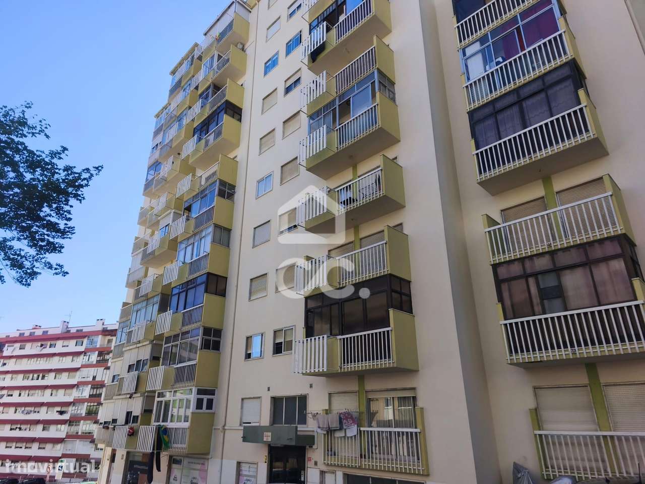 T3 Renovado com 3 Varandas na Amadora-41