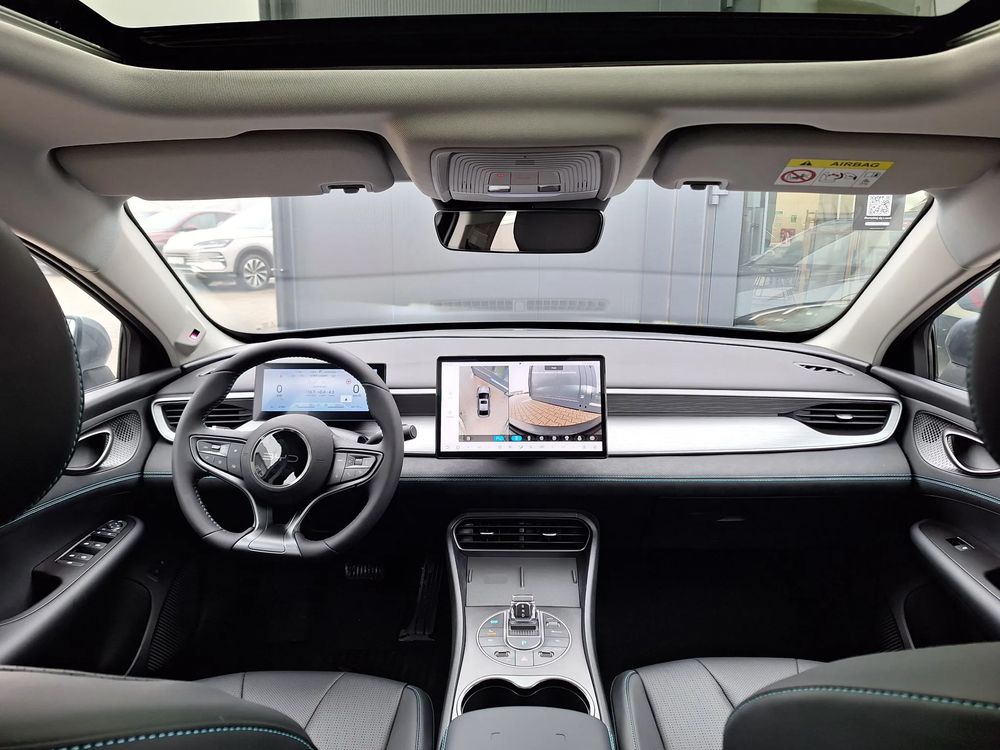 Zasięg 1050 km / Kamera 360 / Ekran 12,8 ''