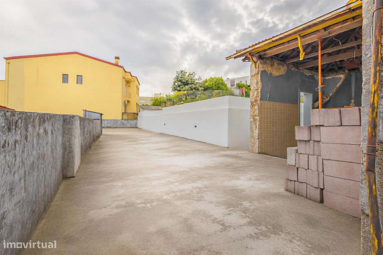 Moradia T2 renovada com Terraço, Jardim e Armazém - Centro de Baltar-18