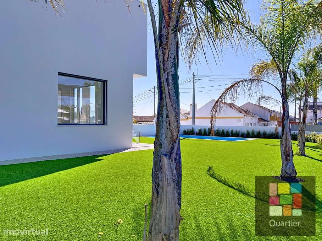 Moradia T3 + 1 com piscina na Charneca de Caparica.-18