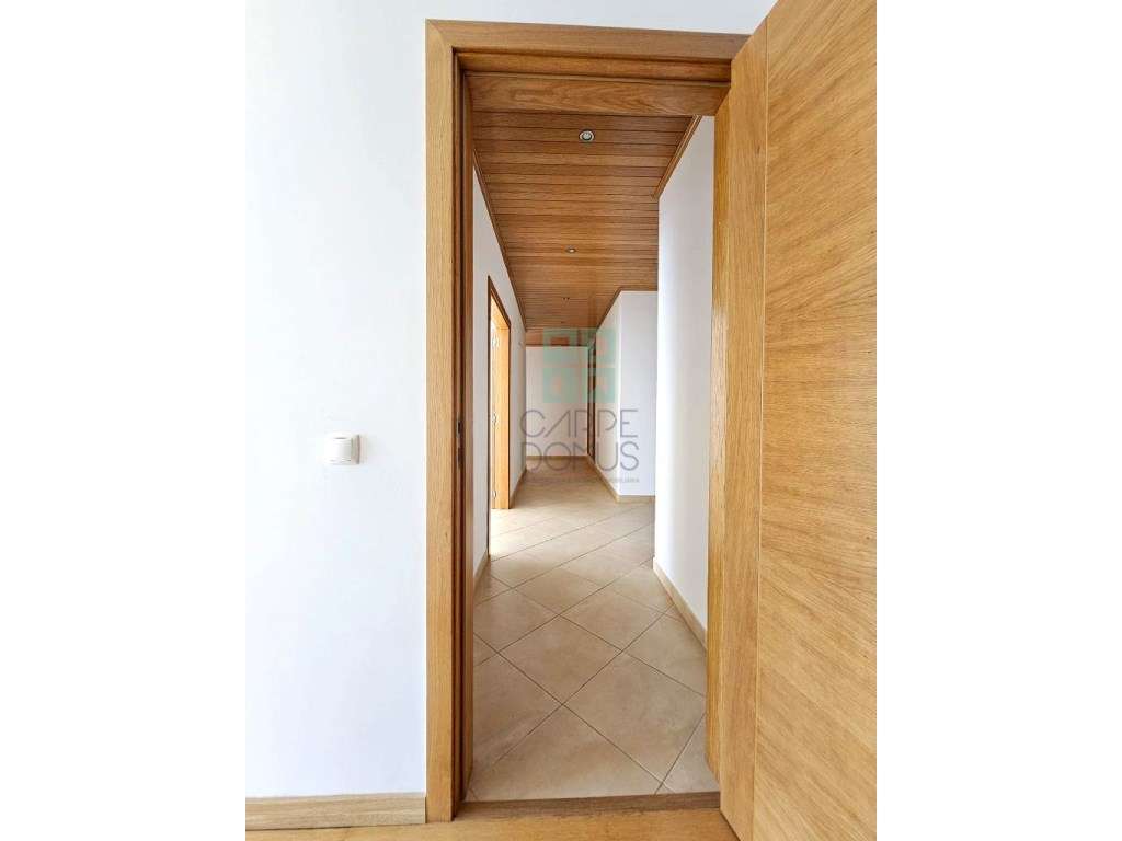 Espaçoso apartamento T3, com parqueamento, junto centro de Loulé, A...-49