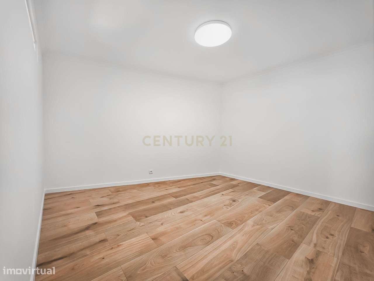 Viver no Estoril: T2 Renovado com Vista Mar, a 5 min a pé da Praia e d-16