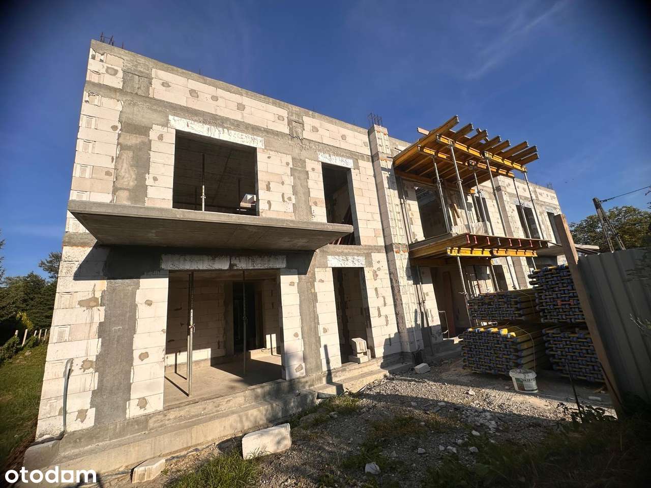 Dom narożny z dużym ogrodem-1