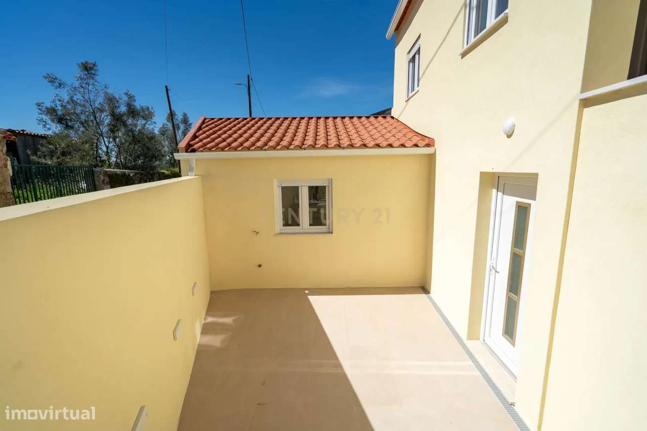 Moradia T3 de dois pisos com terreno totalmente renovada a cinco minut-11