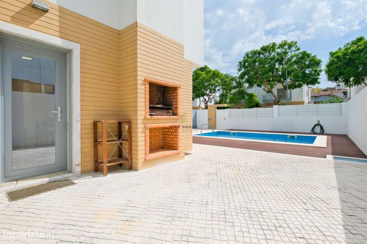 Moradia T3 com piscina, jardim e garagem box, na Caparica-8