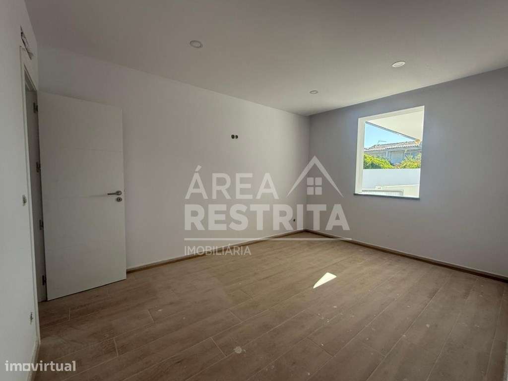 Moradia Isolada térrea com piscina e anexo T1 em Fernão Ferro - Grande imagem: 5/28