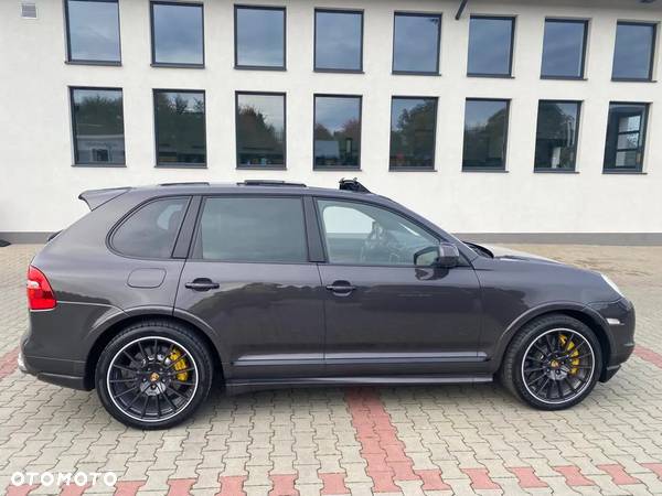 Porsche Cayenne Turbo S - 7