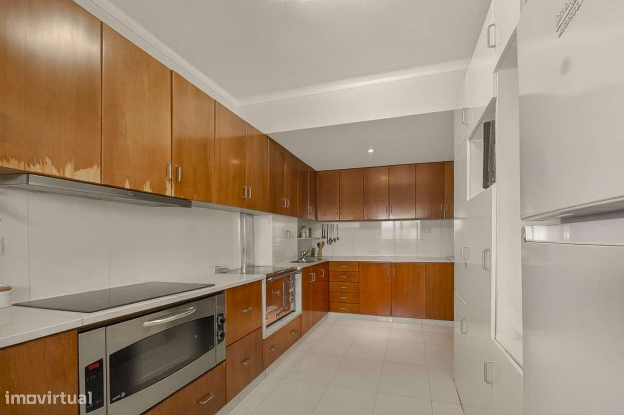 Apartamento T5 luminoso na Av. da Liberdade | Fundão-5
