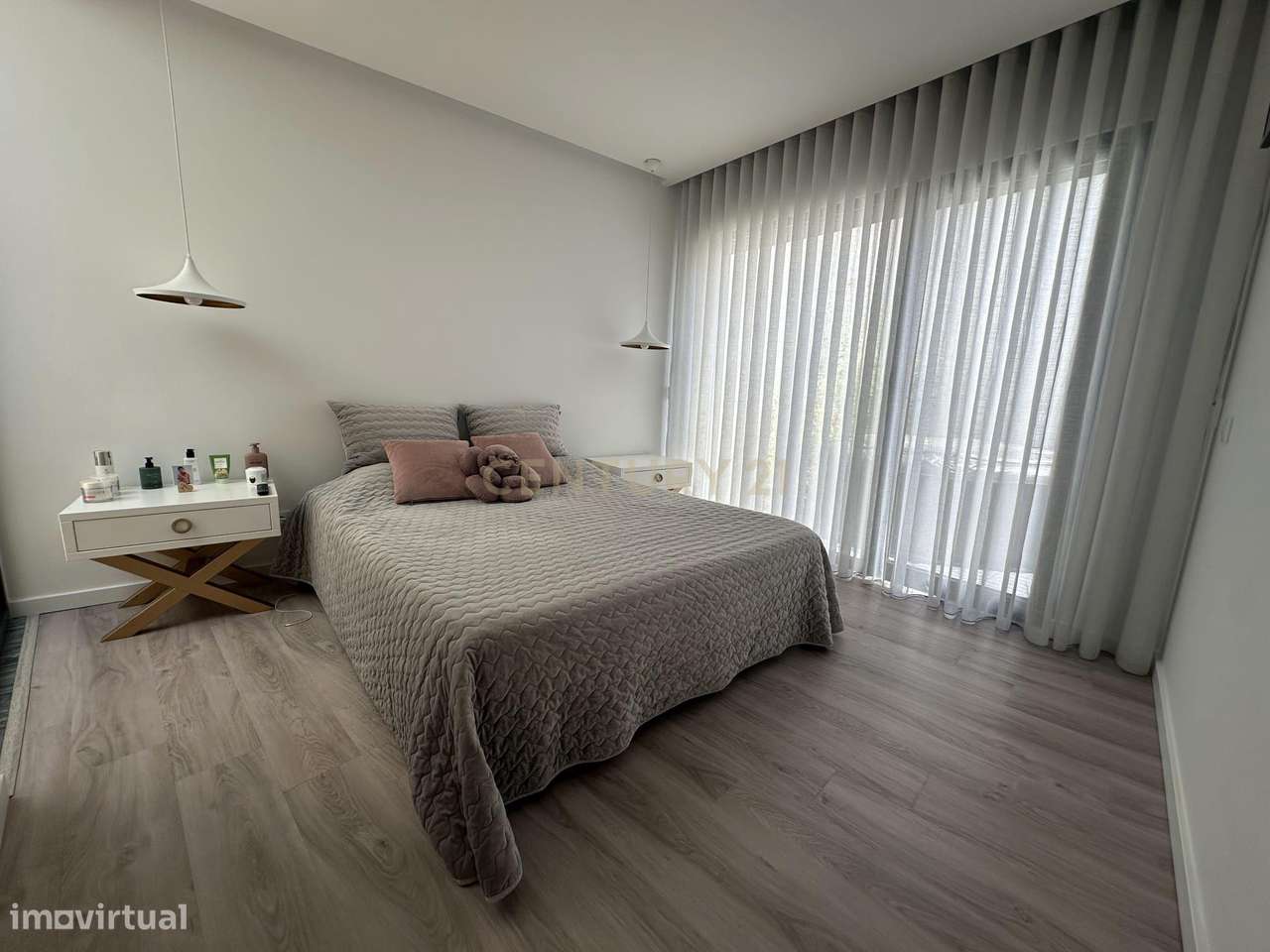 Moradia Térrea com Piscina aquecida e excelente jardim. Localizada em-26