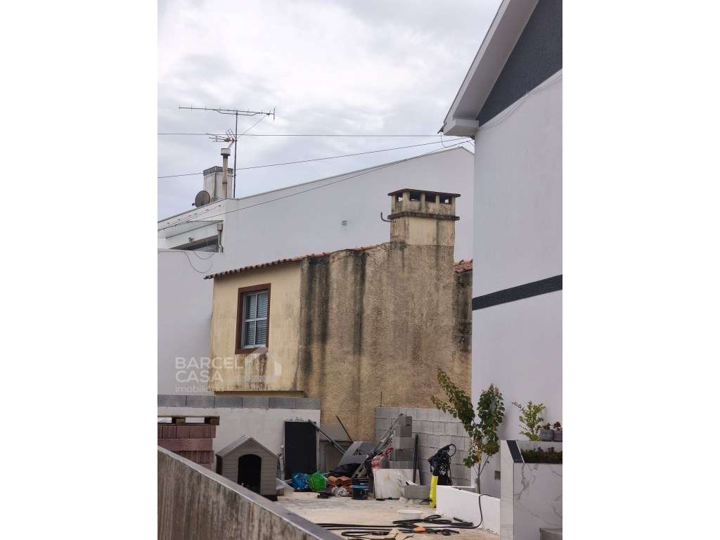 Oportunidade Única: Moradia para Reconstruir a Minutos da Praia!-5