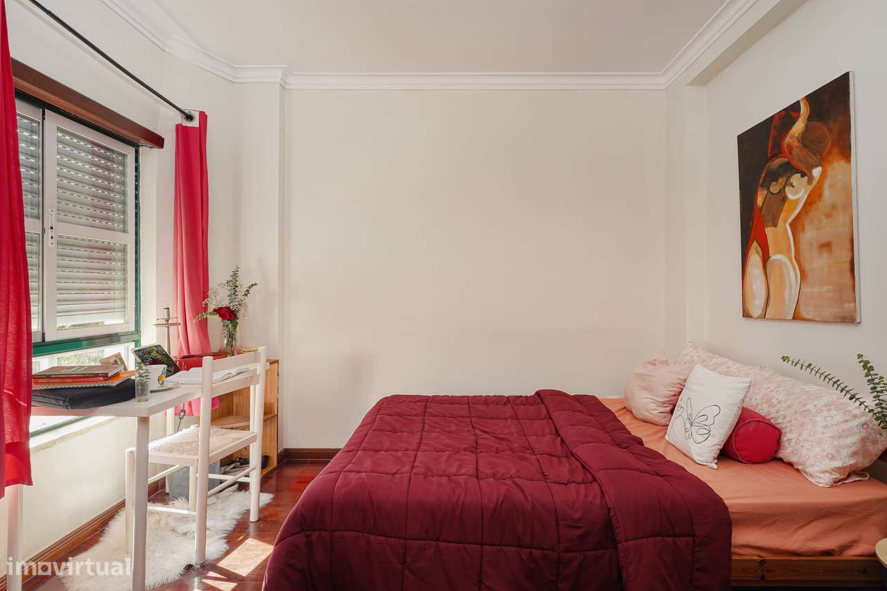 Apartamento T2 com garagem e elevador no Barreiro-12