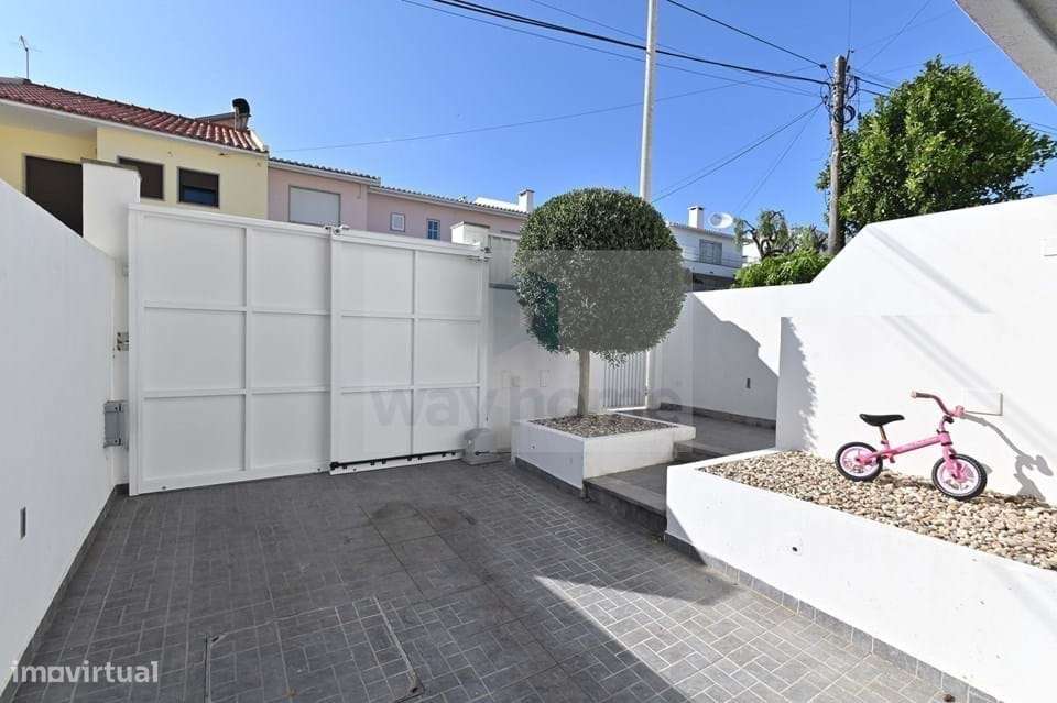 Moradia T3+1 | Sotão e Cave | Remodelada | Pátio Exterior | Amoreira |-31