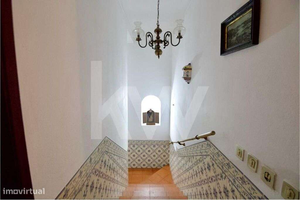 Moradia com 3 pisos mais T1 no exterior. Localização com vista para o - Grande imagem: 4/35