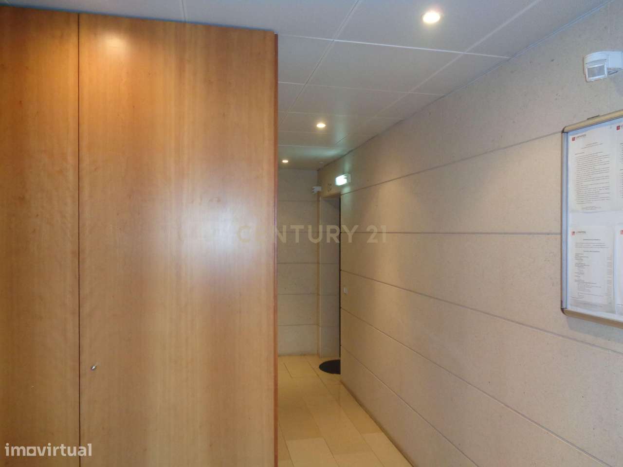 Apartamento T2 com Suíte, Parqueamento e Arrecadação em Condomínio Fec - Grande imagem: 3/32