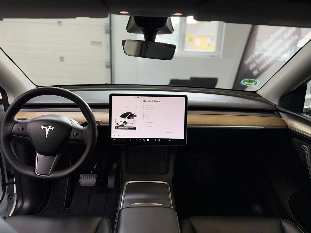 Tesla Model Y Long Range Dual Motor AWD - 18