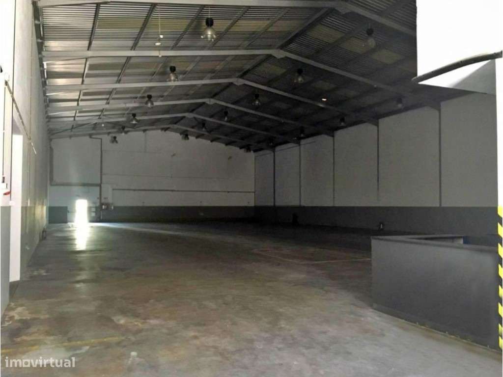 Armazém com logradouro junto ao Aeroporto - Grande imagem: 2/7