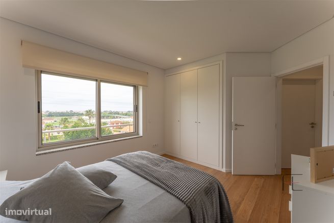 Apartamento T3 como novo, 2 lugares de garagem e 2 arrecadações, Esmor-24